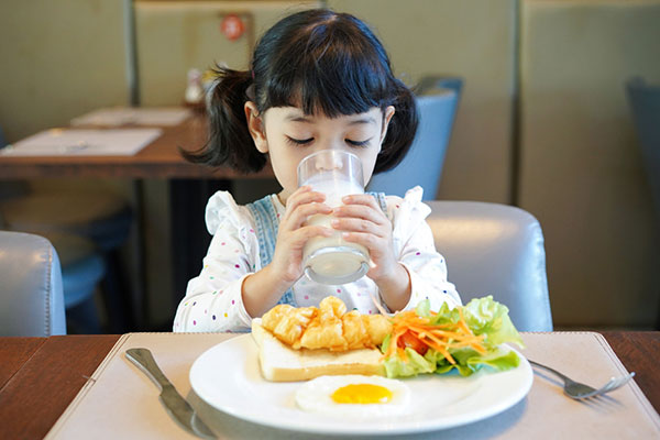 Thêm 1 ly sữa vào mỗi bữa sáng để nạp đủ năng lượng cho bé