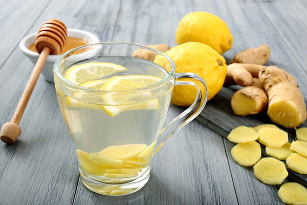 Uống nước chanh ấm pha muối hoặc mật ong mỗi sáng giúp phòng tránh táo bón