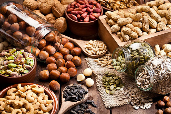 Các loại hạt chứa nhiều magie, vitamin E và axit béo giúp giảm cholesterol xấu