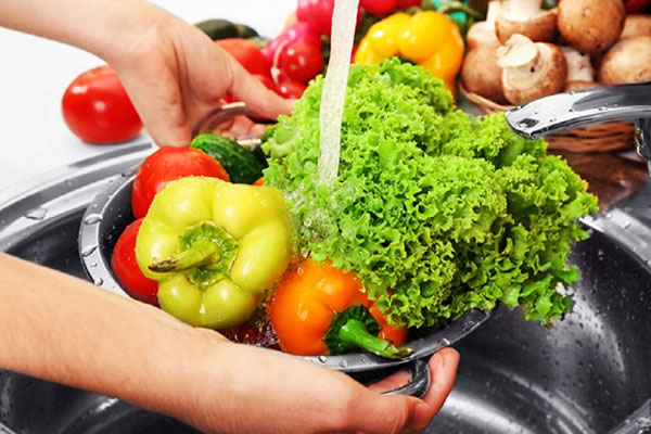 Giữ vệ sinh trước và sau khi dùng bữa là cách phòng tránh ngộ độc thực phẩm ngày Tết đơn giảm mà hiệu quả